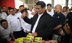 Mentan Amran Apresiasi Operasi Pasar Pangan Murah di Kantor Pos Surakarta: Minyakita Disini Sesuai Standar