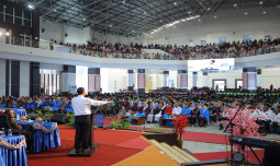 Beri Motivasi 2.500 Wisudawan Universitas Tadulako, Mentan Amran: Sukses Harus Kamu Rebut