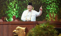 Presiden Singgung Pengusaha Penggilingan Padi, Panggil Mentan Amran dari Podium Utama HUT Gerindra