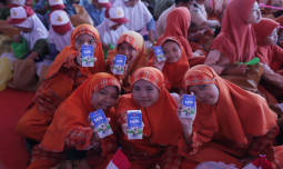 Simbol Perdamaian, Mentan Amran Minum Susu Bersama Ribuan Anak Sekolah, Peternak, dan Pelaku Industri Susu