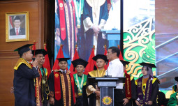 Beri Hand Tractor ke 13 Wisudawan, Mentan Amran: Jangan Cari Kerja, Ciptakan Lapangan Kerja