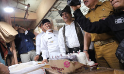 Tinjau Pasar Lubuk Buaya, Mentan Amran Pastikan Pemerintah Masifkan Beras SPHP untuk Jaga Harga