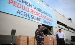 Mentan Amran Kirimkan Bantuan Bencana Sumatera Tahap II Via KRI Surabaya