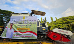 Mentan Serahkan Bantuan Pertanian Senilai Rp 410 Miliar untuk Bencana di Sulsel