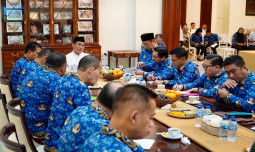 Pukul 6 Pagi, Mentan/Kepala Bapanas Amran Pimpin Rapat Penyaluran Bantuan Pangan untuk Bencana Aceh, Sumut, dan Sumbar
