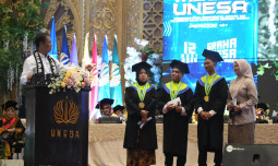 Mentan Amran Beri Wisudawan Combine Harvester, Siapkan jadi Pengusaha Muda