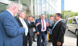 Penuh Persahabatan, Usai Bilateral Meeting, Mentan Amran Antar Mentan Palestina ke Tempat Inap