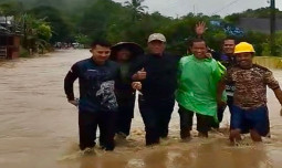 Cuaca Ekstrem, Mentan Terobos Banjir dan Longsor Setelah Pantau Langsung Kondisi Pertanian pada Musim Hujan di Sulawesi