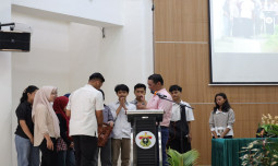 Gaji Dosen Mentan Amran Diserahkan ke Mahasiswa Yatim Piatu