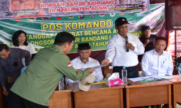 Mentan Amran Bantu Langsung Korban Banjir dan Longsor di Kabupaten Agam