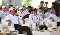 Puluhan Ribu Petani dan Penyuluh Hadir di Soreang, Mentan Amran : Kalian adalah Pahlawan Pangan Indonesia