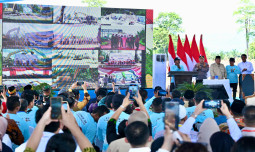 Penuhi Permintaan Jagung Dari Malaysia, Mentan Amran Dampingi Presiden Lepas Ekspor Perdana Di Kalbar