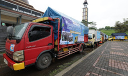 Mentan Amran Gerak Cepat Salurkan 24 Truk Bantuan Untuk Korban Longsor Cisarua, Siapkan Solusi Permanen Cegah Bencana