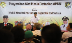 Wamentan Serahkan Bantuan Alsintan untuk Genjot Produksi di Purworejo