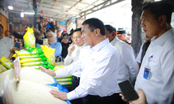 Harga Beras Mulai Turun, Mentan Amran Sidak Pasar Panorama Bengkulu