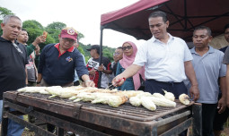 Mentan Amran Nikmati Jagung Bakar Bersama Masyarakat di Maros