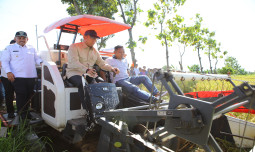 Bawa Combine Harvester Masuk Desa, Wamentan Sudaryono Bikin Petani Ngawi Bisa Panen Kilat